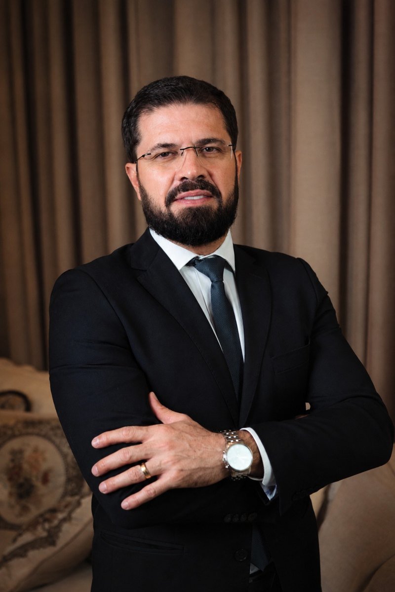 Pr. Arlan Oliveira com o livro Profeta